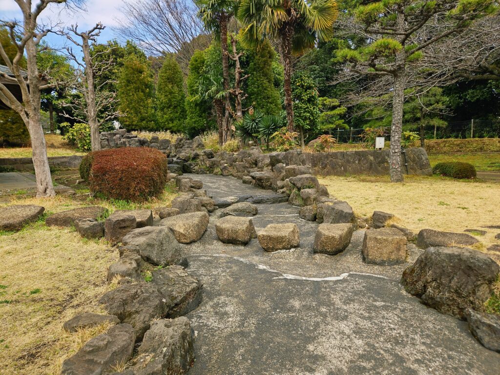 水が流れる池