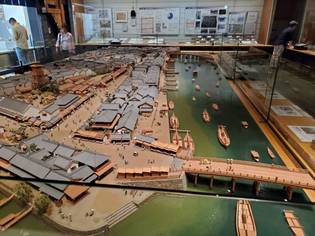 小さい子は模型や大きな展示を見て楽しめます。中高生は近代・現代の展示まで、深く学べるのが魅力！