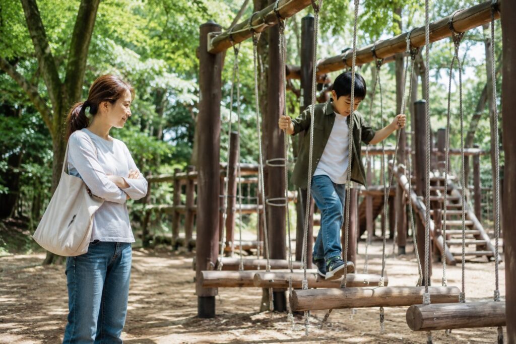 遊ぶ子供を見守る親