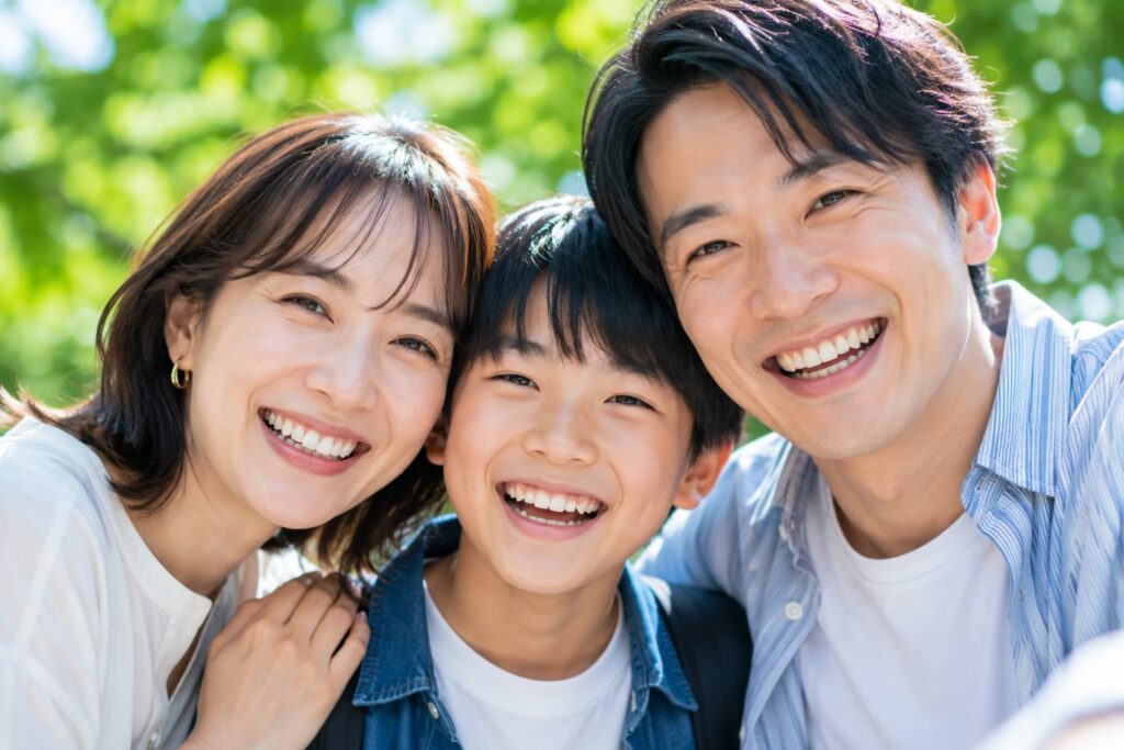笑顔で顔を寄せ合う家族のアップ