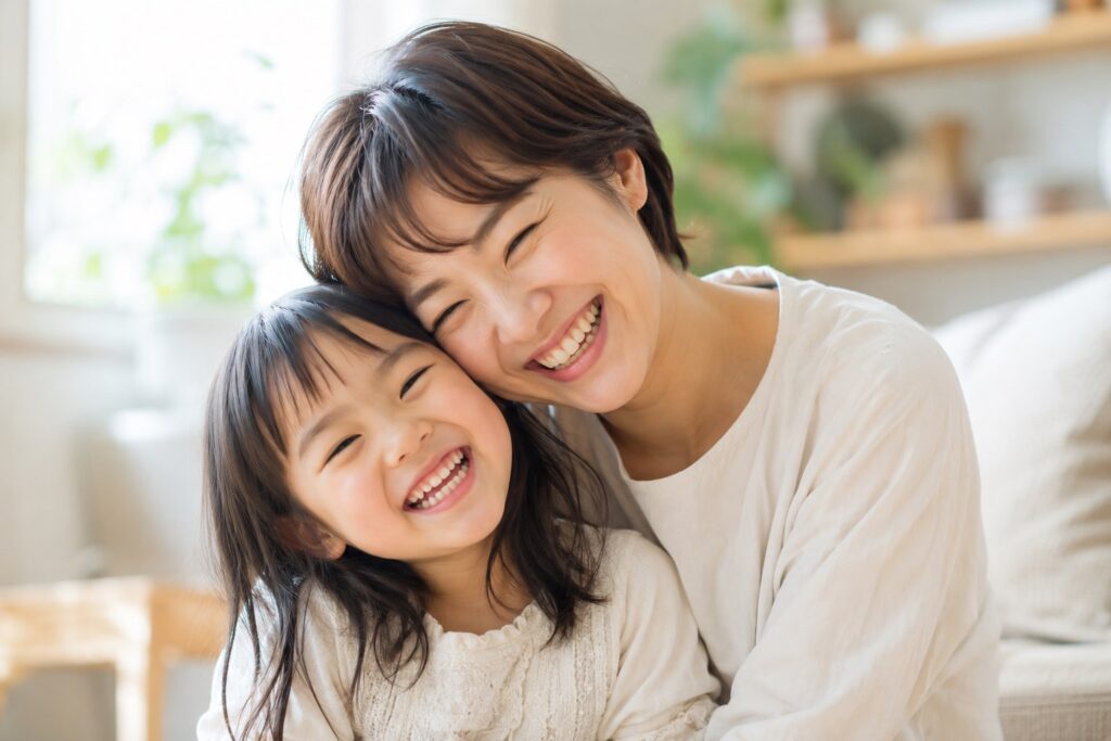 顔を寄せ合って笑う親子
