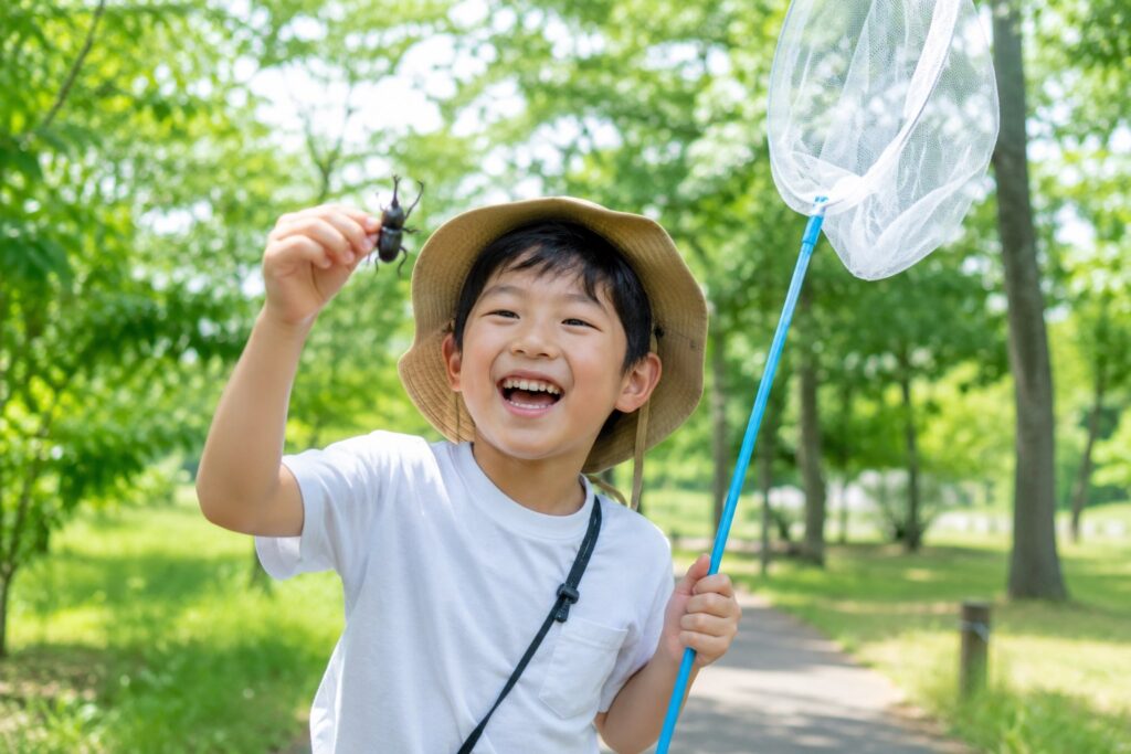 虫取りして喜ぶ子供