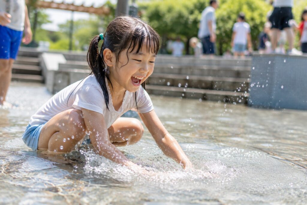 水遊びする低学年の子供