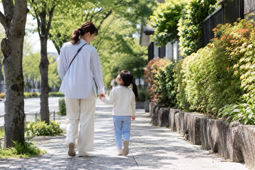 散歩する親子