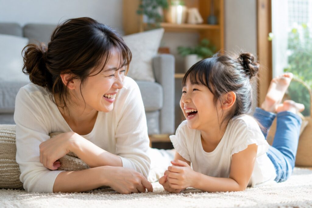 おうちで笑いあう母子