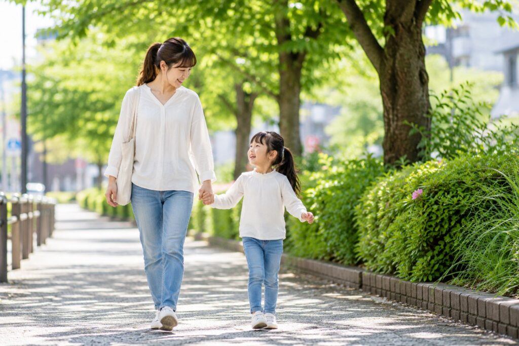 散歩する母子