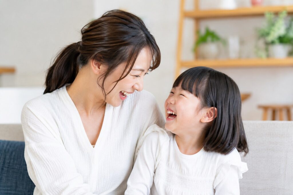 笑いあう親子