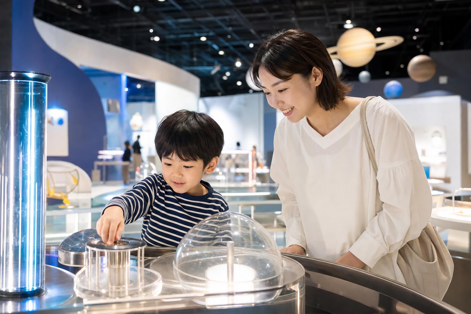 科学展示や宇宙展示を体験する子供のイメージ