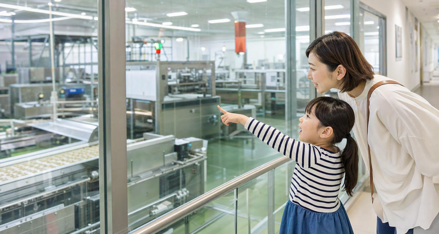 食品工場や産業の仕組みを学ぶ親子のイメージ