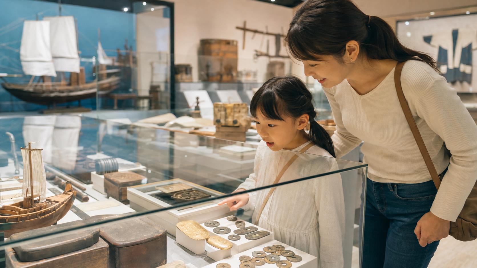 歴史や文化の展示を見る子供のイメージ